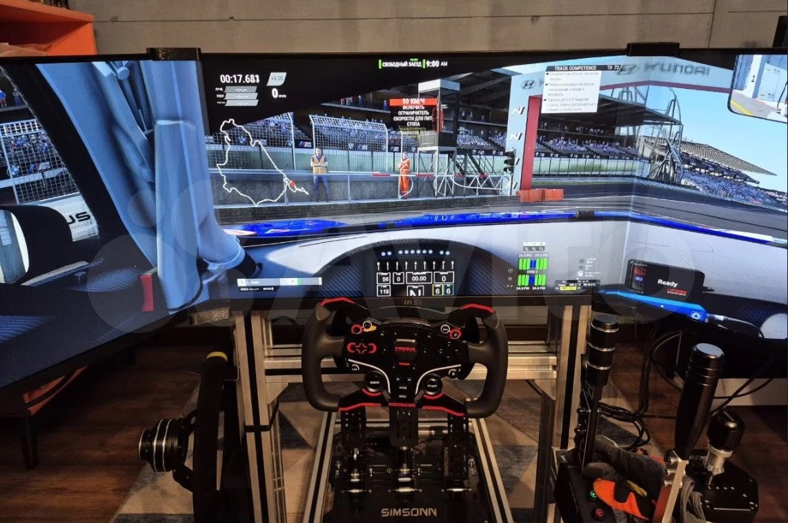 Тройная конфигурация изогнутых мониторов с линзами Bezel-Free